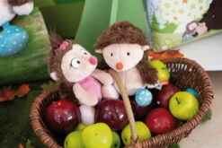 Nici 44054 Igelmädchen Hedda Ca 20cm Plüsch Kuscheltier Schlenker Forest Friends -Nici Store 44057 03 Milieu 44058 2048x1365