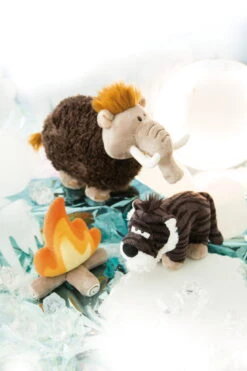 Nici 45311 Schlüsselanhänger Säbelzahntiger Rodriguez Ca 10cm Stone Age Plüsch -Nici Store 45324 45309 45314 10 Milieu 1365x2048 4