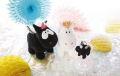 Nici 48410 Schwarzes Einhorn Rainbow Yin & Yang 32cm Stehend Plüsch Kuscheltier -Nici Store 47378 04 47379 47374 Milieu 2048x1300 3