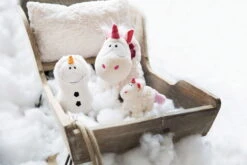 Nici 48162 Einhorn Theodor Im Schneeanzug Ca 13cm Plüsch Kuscheltier GREEN -Nici Store 48166 10 48163 48162 Milieu vorl 2048x1365 2